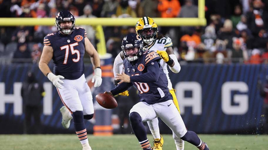 Brenton Cox chases Caleb Williams during last year's Packers-Bears game.
