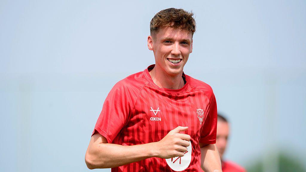 Barnet sign Lincoln midfielder Gallagher on loan