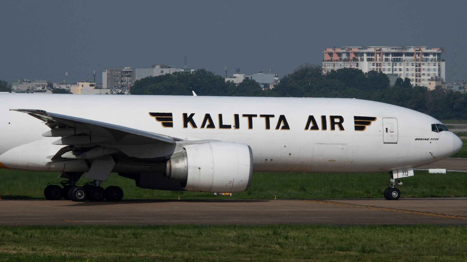 Sparks fly after Kalitta Air Boeing 777-300 tail strike at Cincinnati Airport
