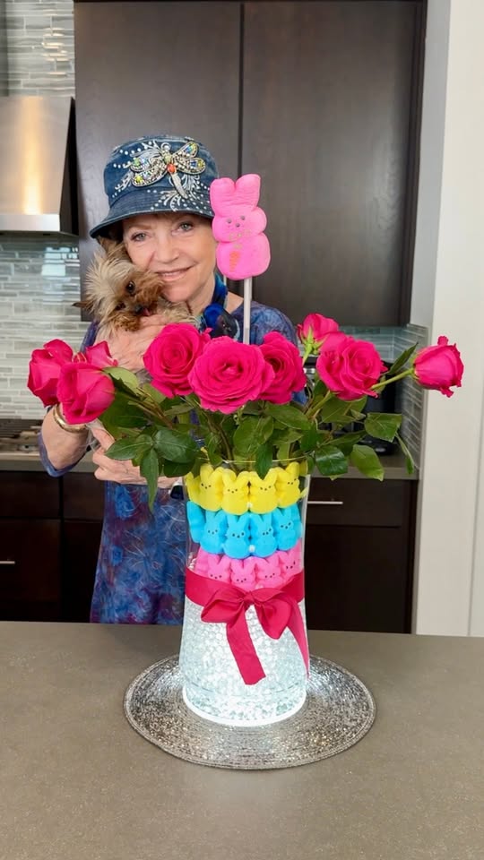 Easy DIY table decoration with candy and flowers