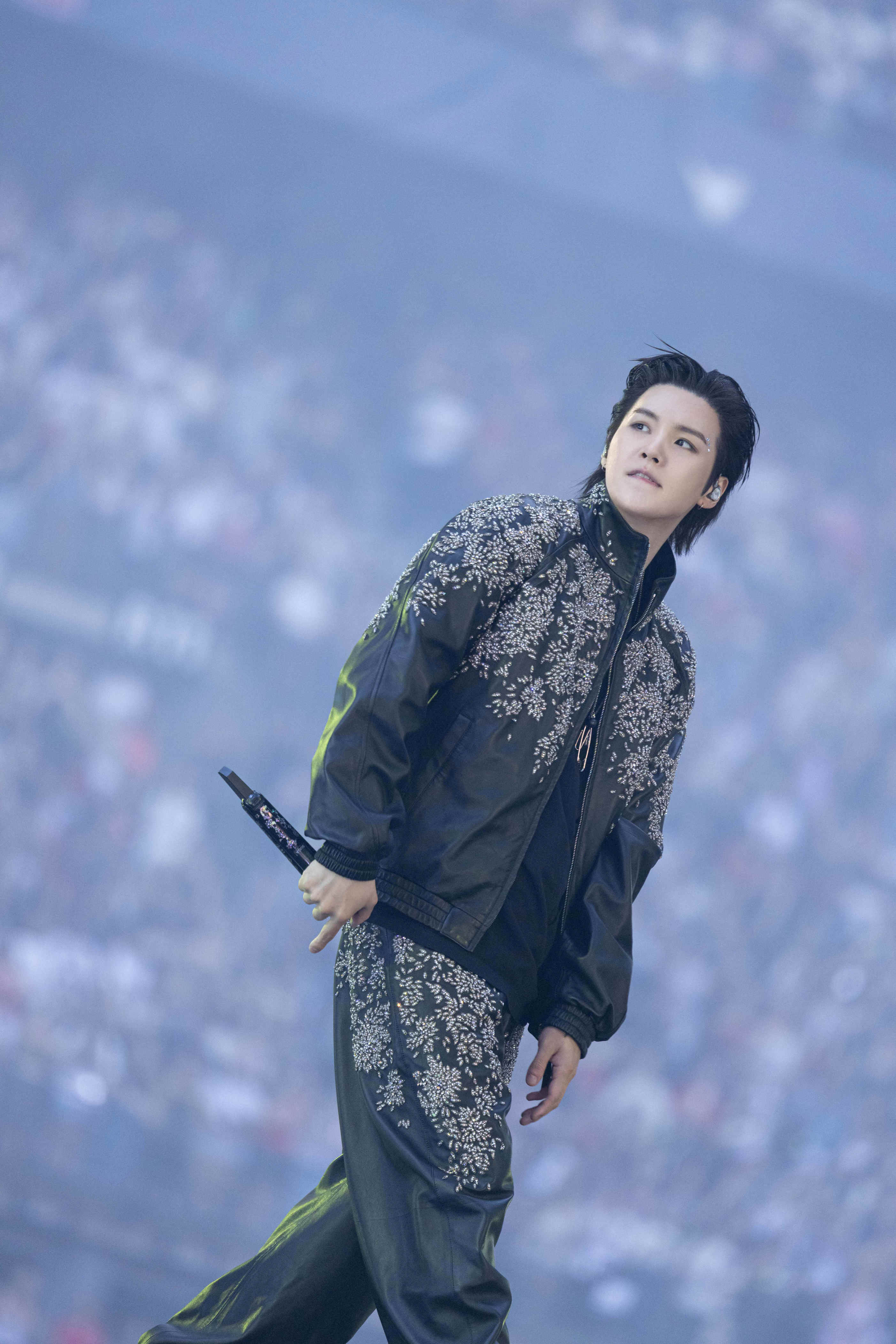 Envoûté.e.s par le top filet de Jimin, les fans de BTS n'ont peut-être pas remarqué les pièces uniques portées par SUGA à Paris