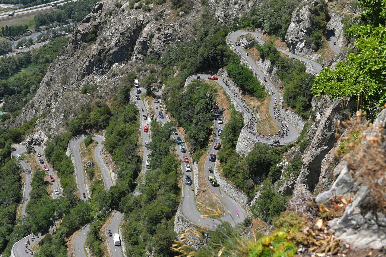 L'ALPE D'HUEZ, FRANCE - JULY 21: Hundreds of thousands of fans crowd the course as Lance Armstrong of the USA and riding for US Postal Service presented by Berry Floor climbs Alpe d'Huez won the individual time trial during stage 16 of the Tour de France on July 21, 2004 from Bourg d'Oisans to l'Alpe d'Huez, France. (Photo by Doug Pensinger/Getty Images)