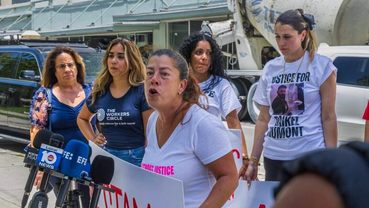 Judith Castellanos, the wife of Cuban migrant Marlon Cervelo Trujillo speaks during a news conference in front of the Federal Detention Center (FDC) in Downtown Miami where he's being detained, to ask for him to be release, on July 15. ©Pedro Portal