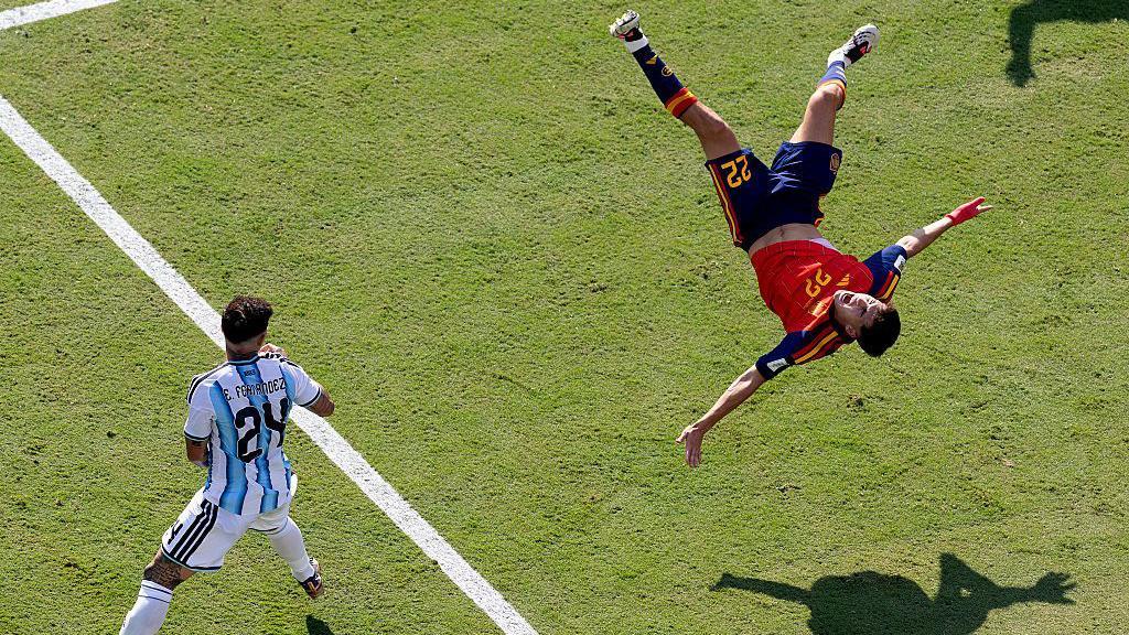 Enzo Fernandez was on a yellow card when he challenged Pau Cubarsi