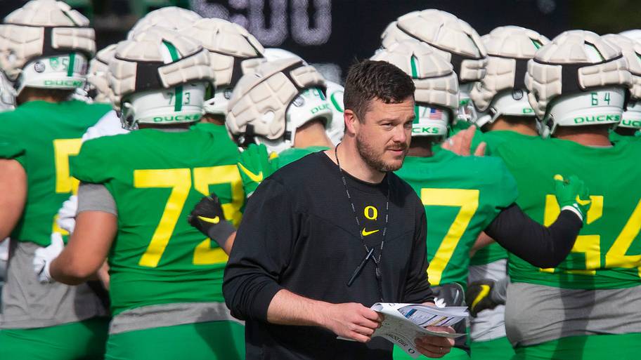 Dan Lanning during a 2022 Oregon spring practice.