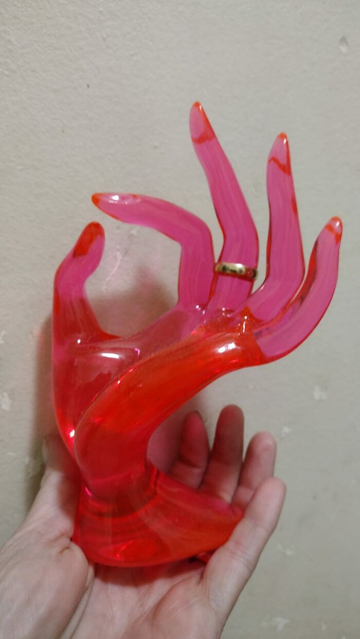 28 Thrifted Finds That Belong In A Museum For Being This Iconic