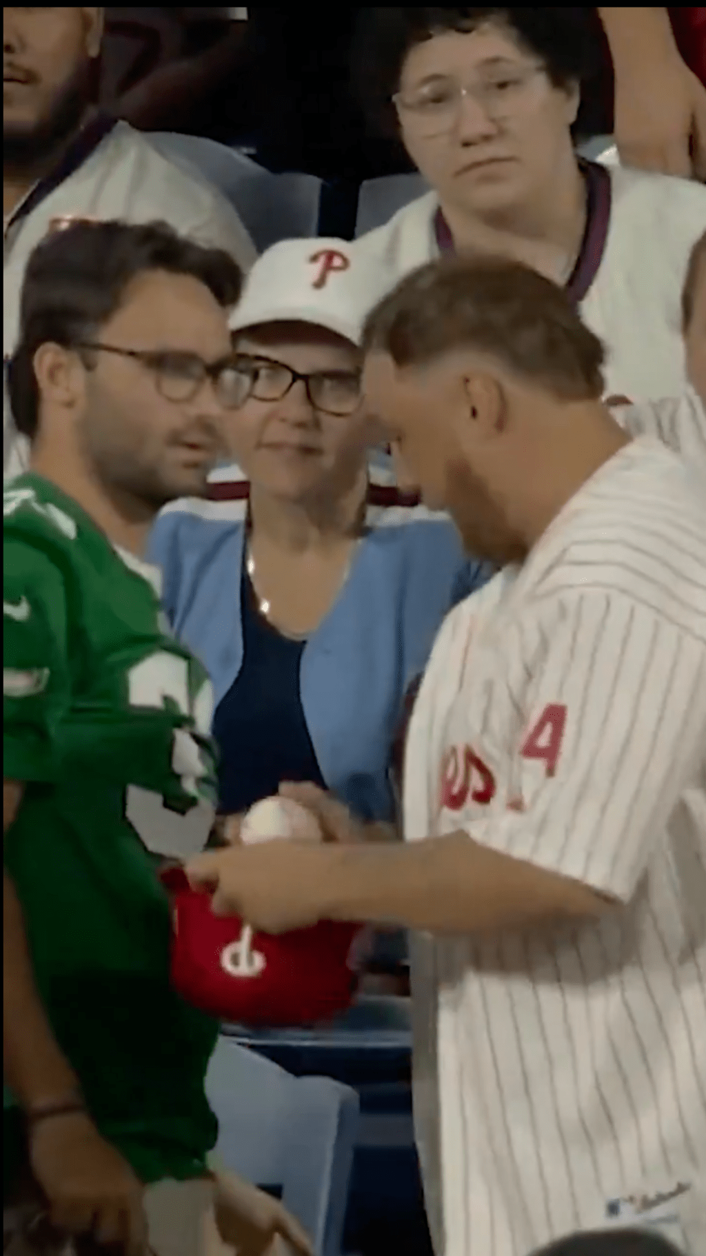 phillies-fans-ball