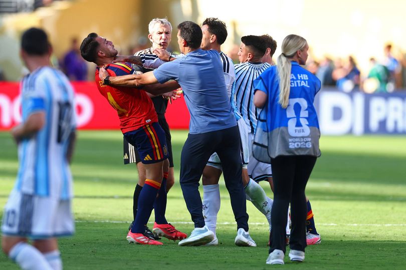 Leandro Paredes clashes with Eric Garcia at full-time