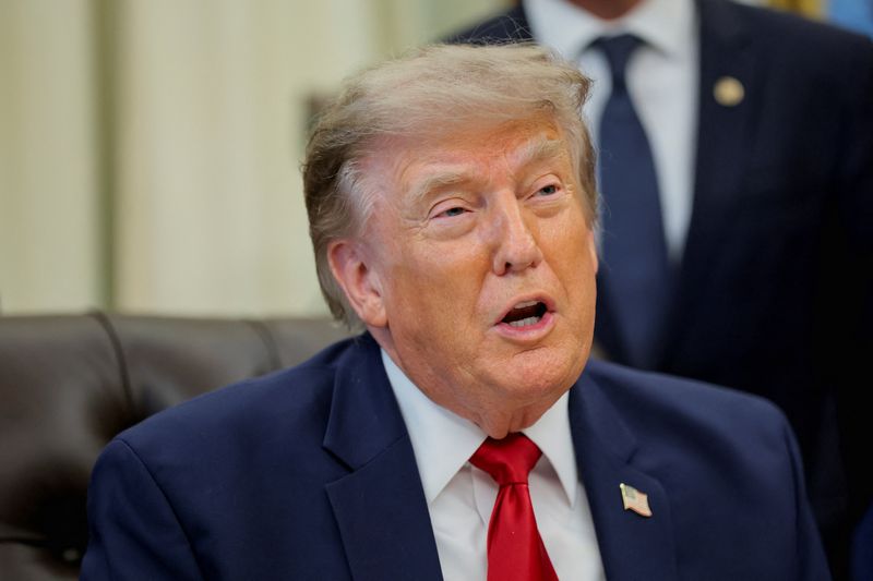 Il presidente degli Stati Uniti Donald Trump durante un evento per la firma di un decreto presidenziale, nello Studio Ovale della Casa Bianca a Washington, D.C., Stati Uniti, il 13 luglio 2026. REUTERS/Kylie Cooper