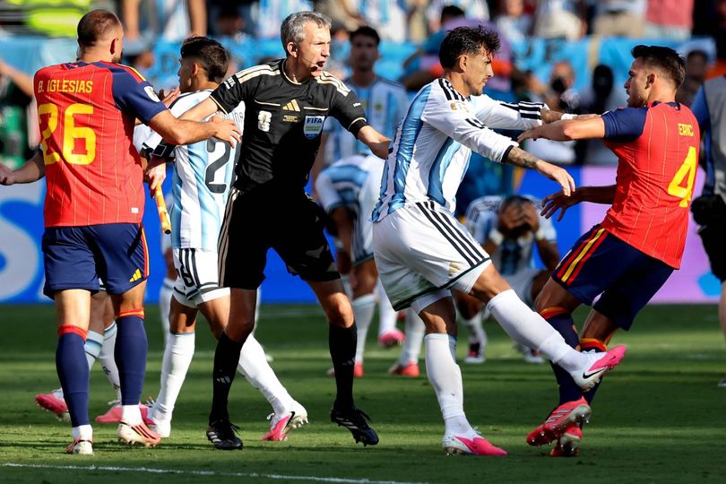 Argentina's Leandro Paredes and Spain's Eric Garcia clash
