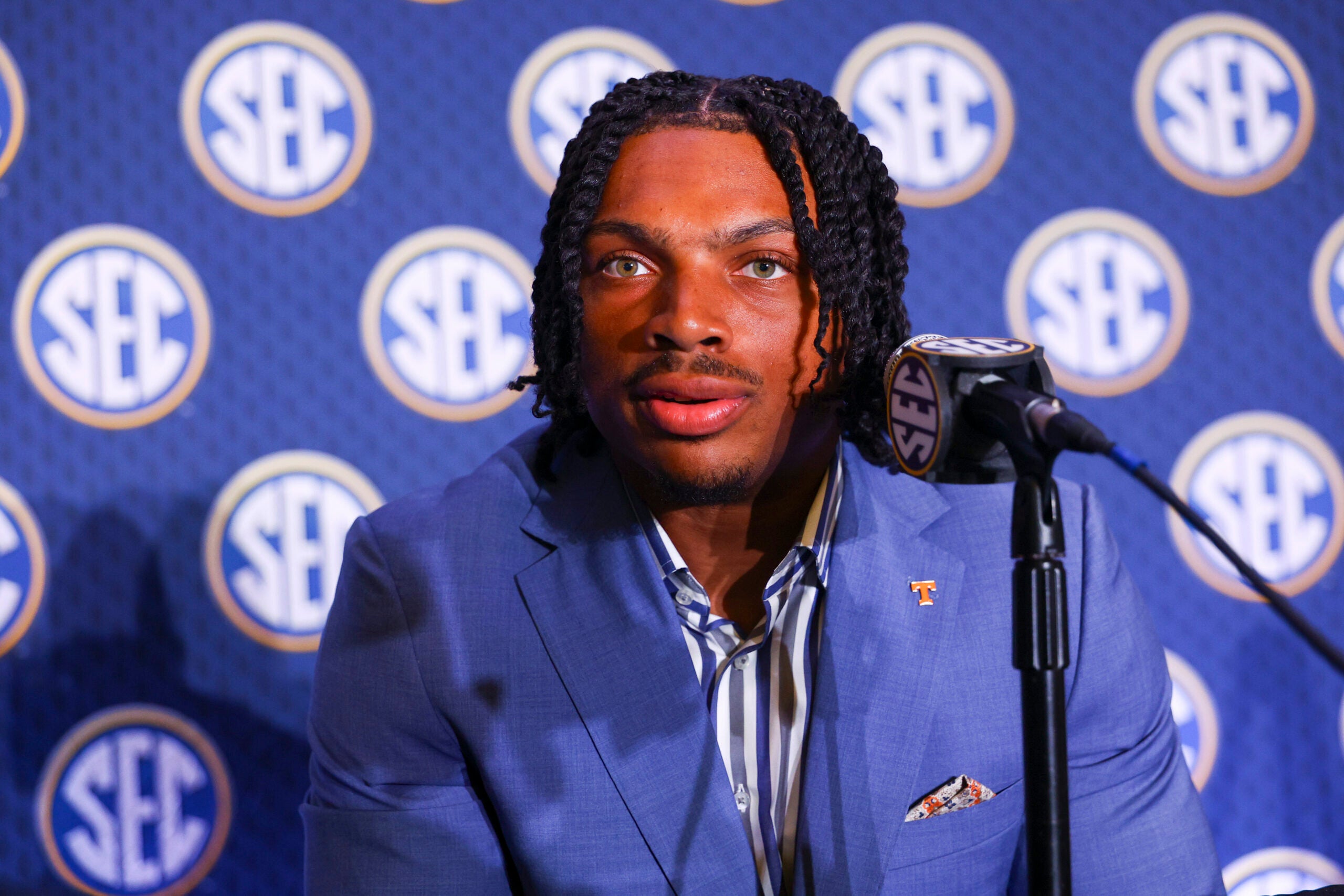 Tennessee RB DeSean Bishop says the quiet part out loud about NIL and the locker room, but he drops a strong message afterwards