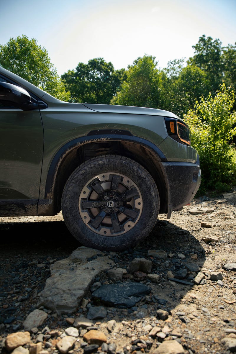 2026 Honda Passport TrailSport Elite, 2026 Hyundai Santa Fe XRT, 2026 Subaru Outback Wilderness: Pics