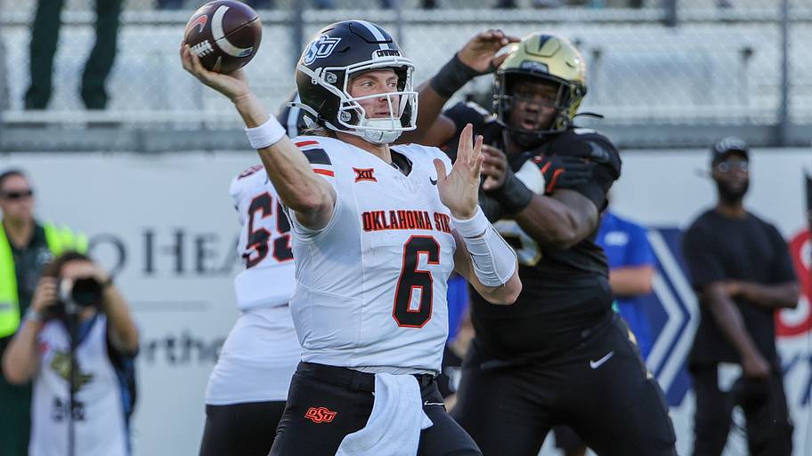 Oklahoma State Cowboys quarterback Zane Flores (6) throws a pass during the first quarter.