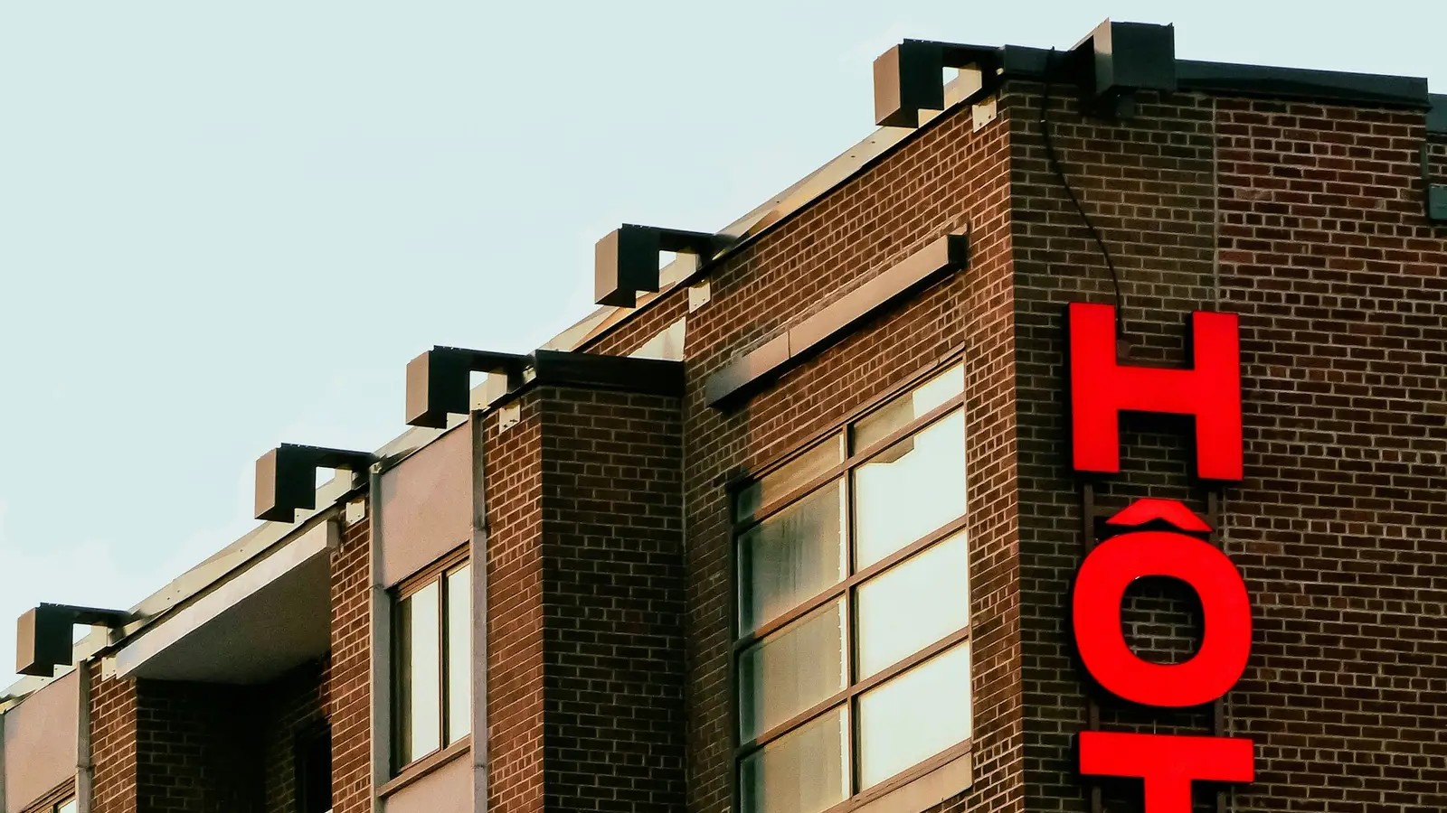 A hotel manager shares 8 requests guests make that instantly upgrade their stay