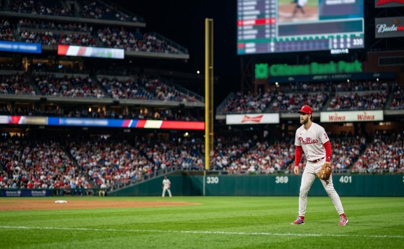 Phillies Expected to Call Up Bryan De La Cruz as Roster Decisions Intensify Before MLB Trade Deadline