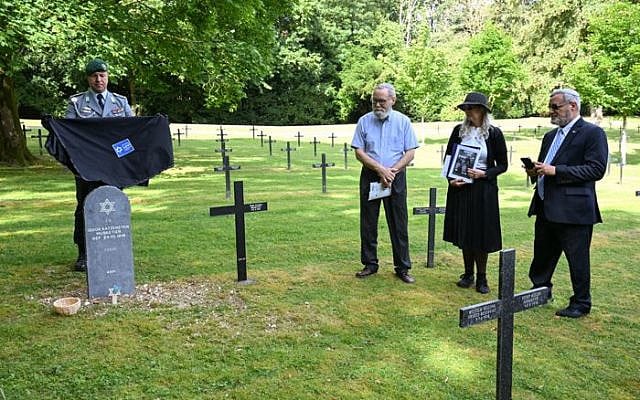 Unveiling the monument (Sergeant Major Maik Föllmer)