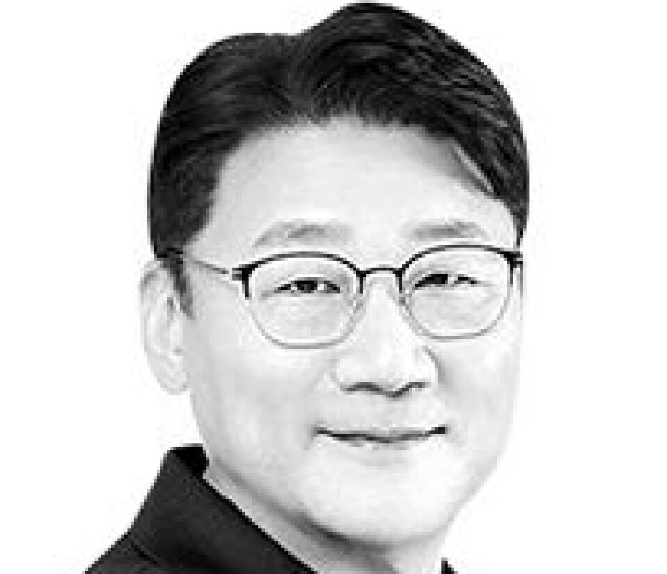 Why bespectacled office workers cheer for 'Agent Kim'