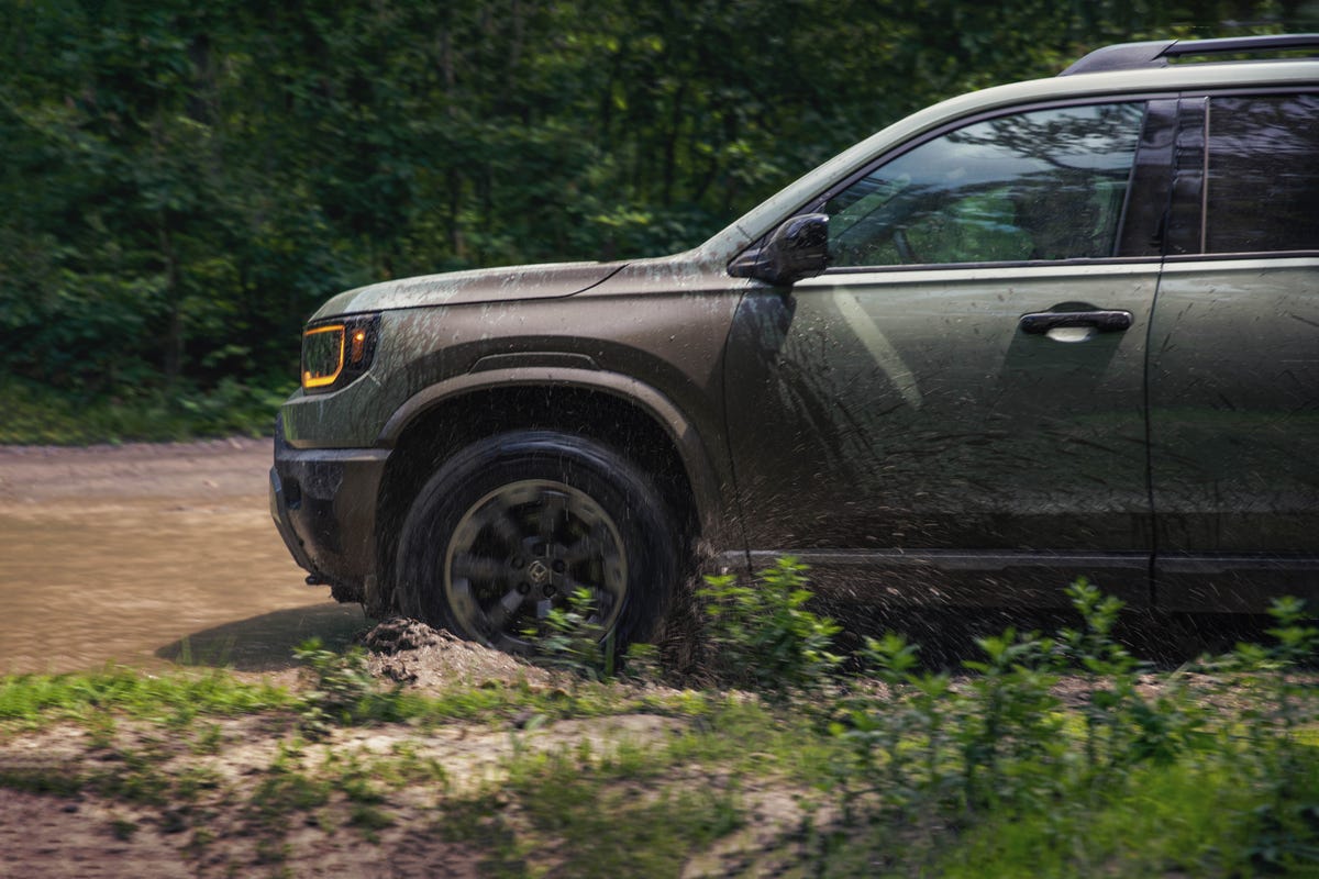 2026 Honda Passport TrailSport Elite, 2026 Hyundai Santa Fe XRT, 2026 Subaru Outback Wilderness: Pics