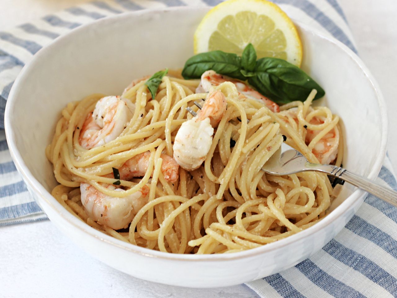 Pasta with shrimp, lemon and basil