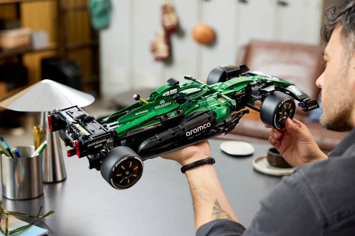 aston martin lego (2).jpg