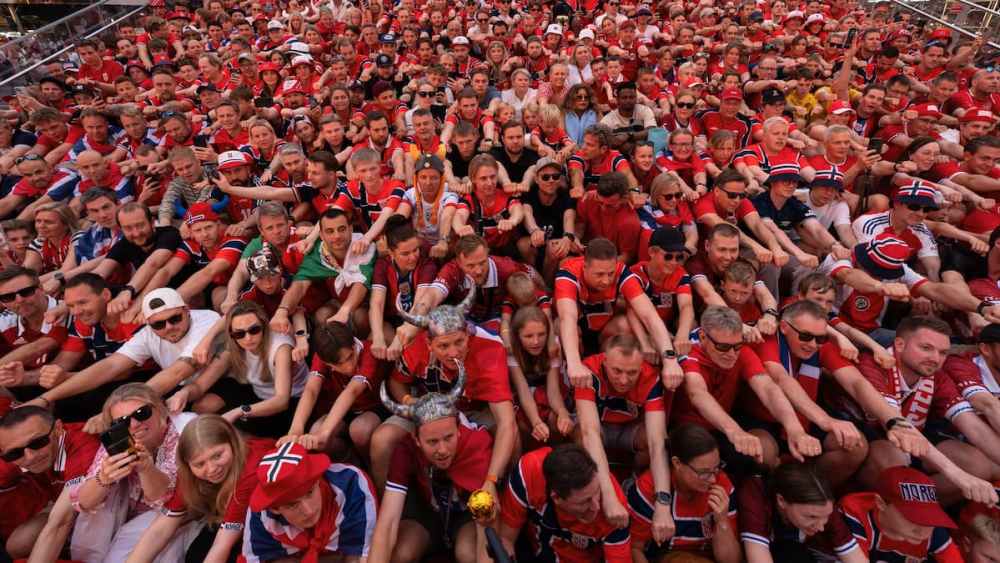 Norway fans rowing in Times Square