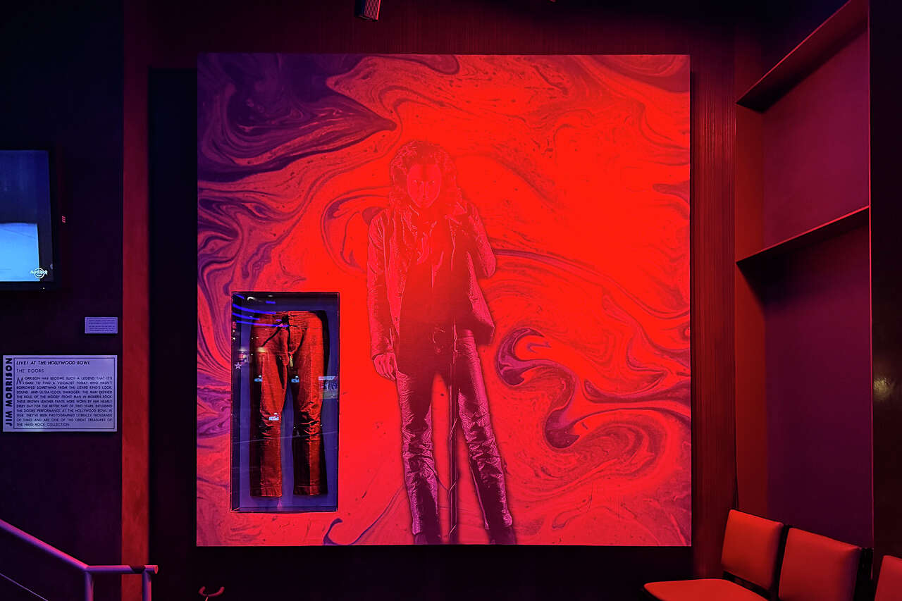 A grim night at LA's last Hard Rock Cafe, where music memories go to die
