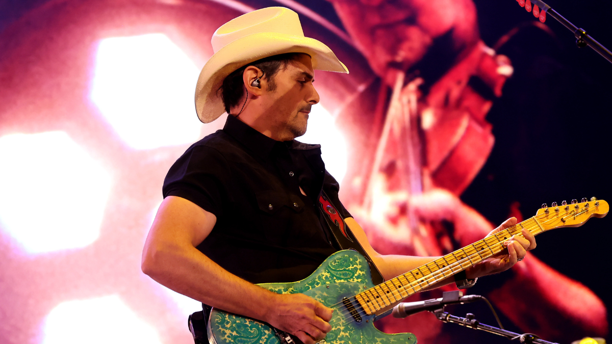 Watch Brad Paisley Surprise Bar Crowd, Deliver Pop-Up Show