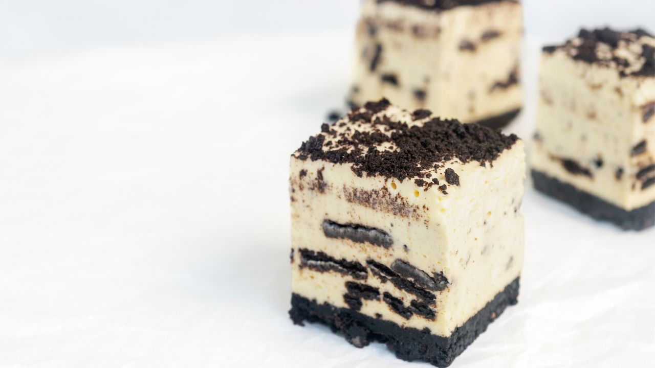 shutterstock_2396811511 Oreo cheesecake bars.