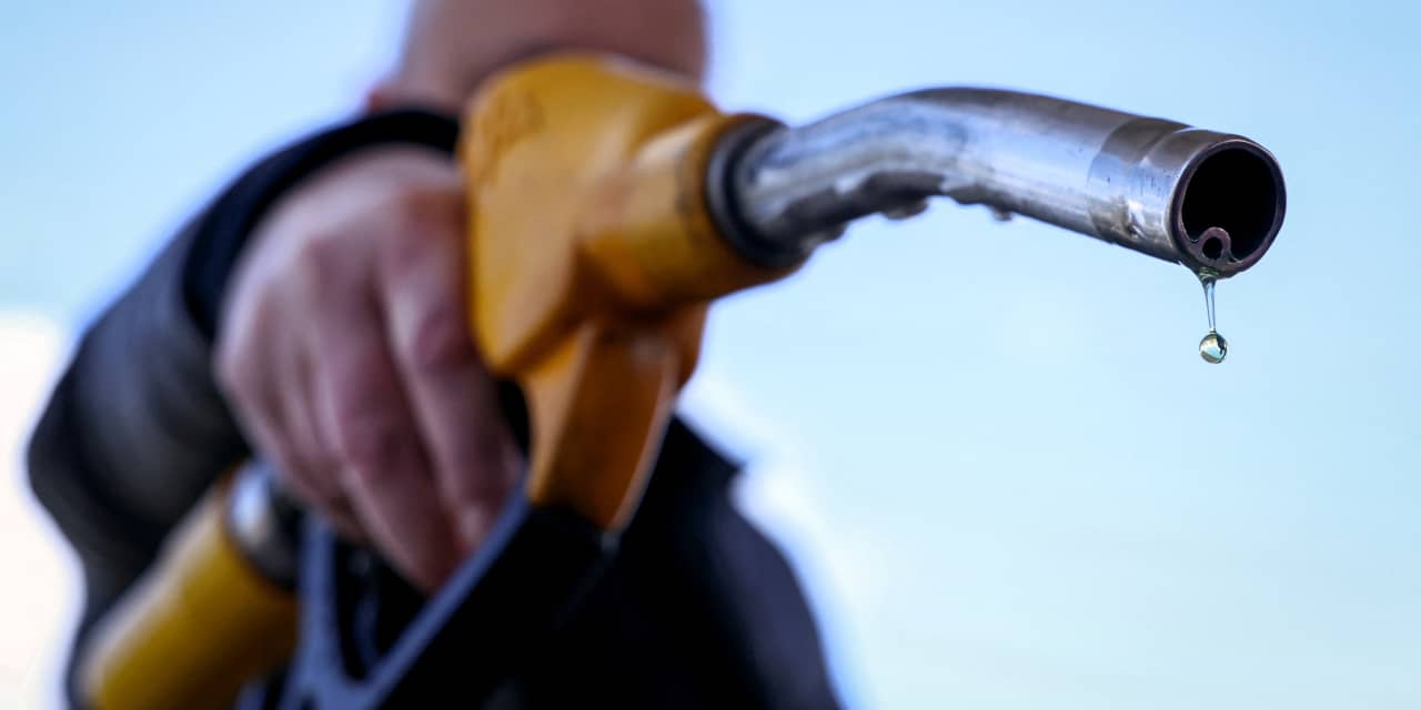 Oil prices may fall, but gasoline prices won’t. Look at the trap we’re in.