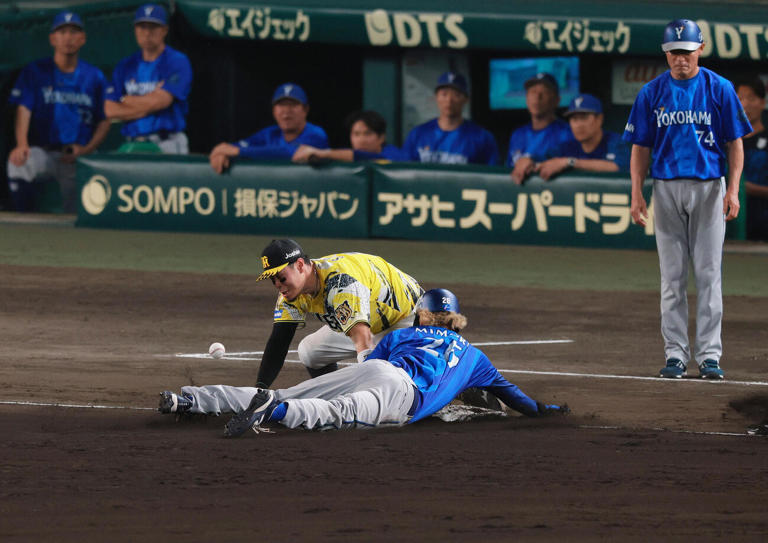 阪神】1点もやれない11回に重盗許し大ピンチ…離れた位置からカバーに