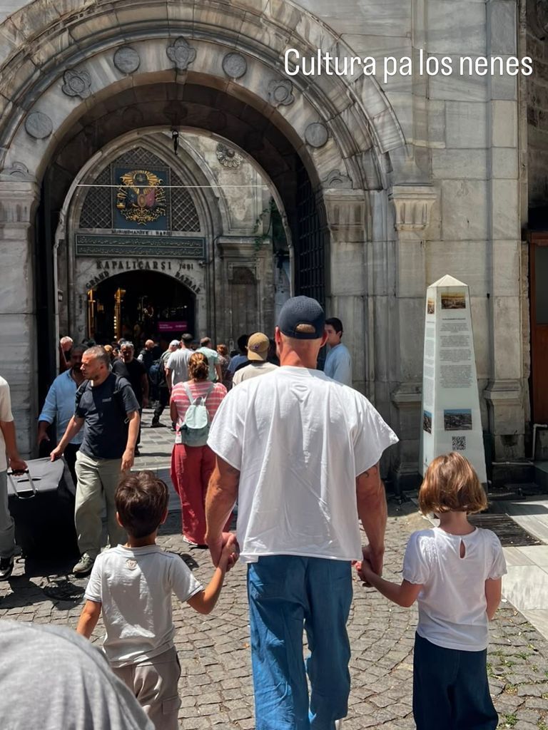 Ricky Martin with his children Lucía and Renn in Istanbul, Türkiye.