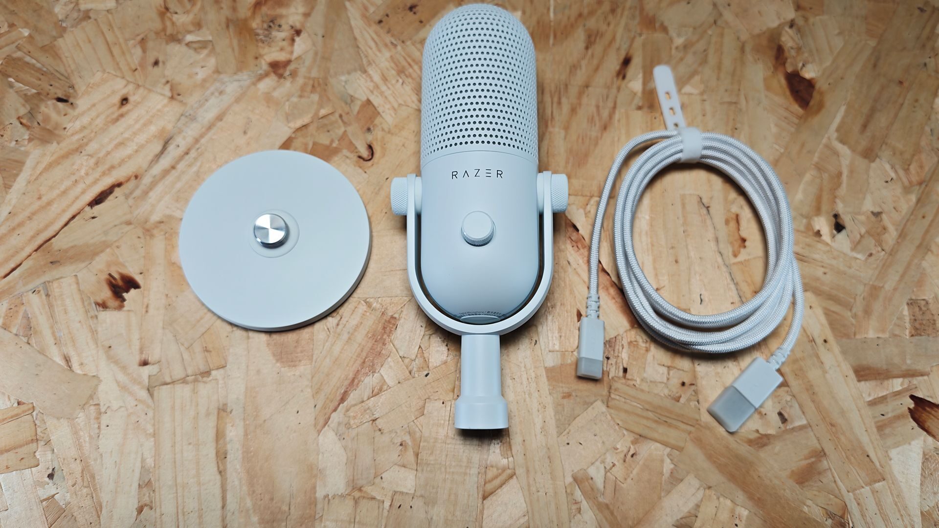 Razer Seiren V3 Chroma 32-Bit DSP Microphone Review