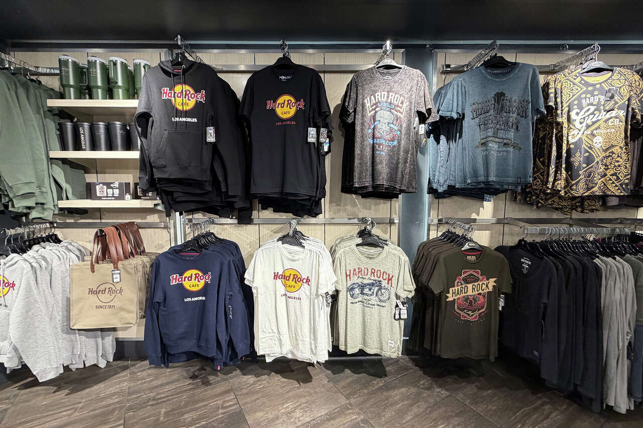 A grim night at LA's last Hard Rock Cafe, where music memories go to die