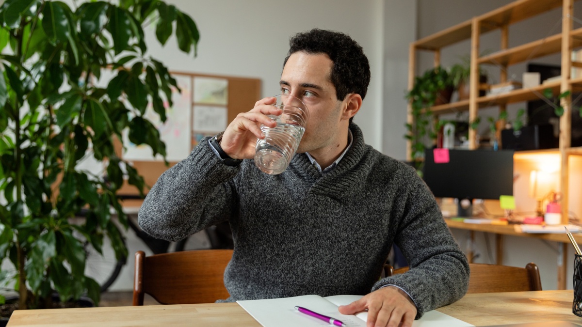 The hydration habit many adults get wrong after 50 without realizing it