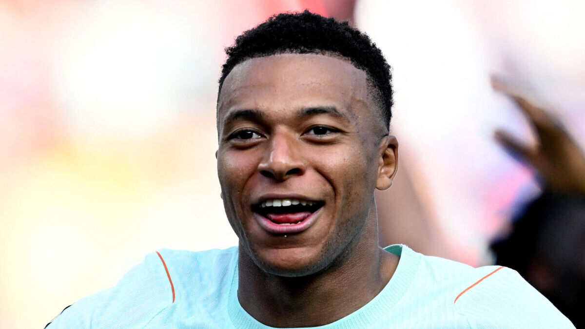 kylian-mbapp-et-ester-exp-sito-main-dans-la-main-cette-vid-o