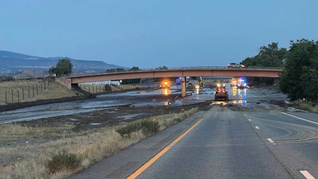 Colorado crews continue work to clear mudslide debris covering I-70 in Garfield County