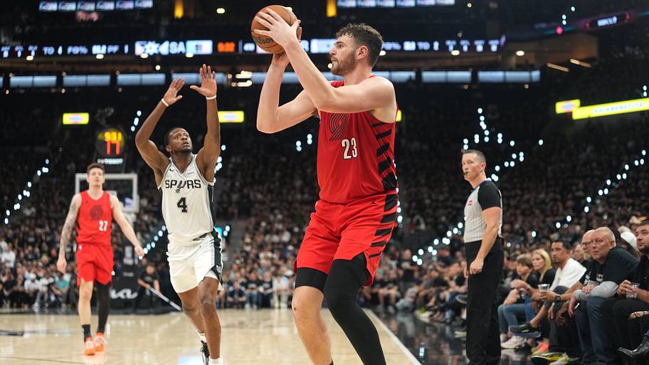 Portland Trail Blazers center Donovan Clingan (23) shoots ahead of San Antonio Spurs guard De’Aaron Fox (4)