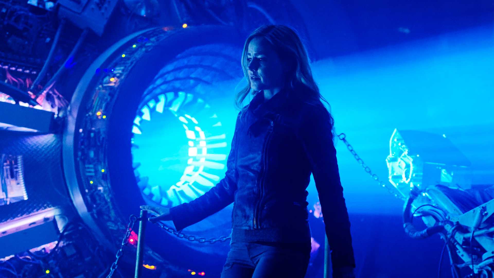 Amanda Schull as Cassandra Railly with the time travel machine from 12 Monkeys
