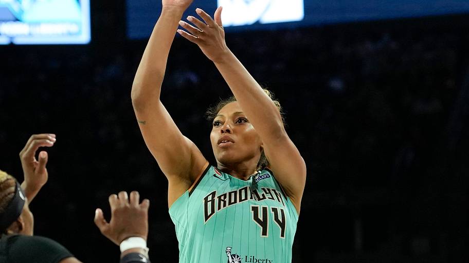 New York Liberty guard-forward Betnijah Laney-Hamilton (44) shoots the ball