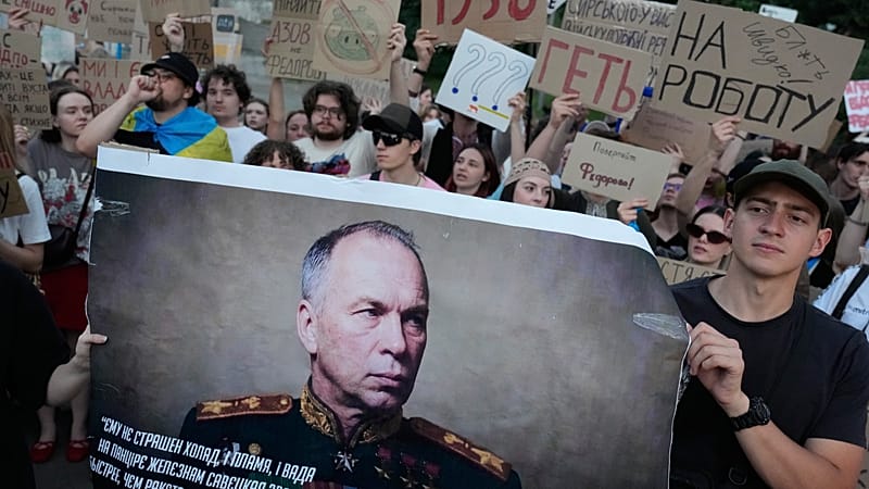 Ucraina Zelensky Sostituisce Il Capo Delle Forze Armate Syrsky Con 