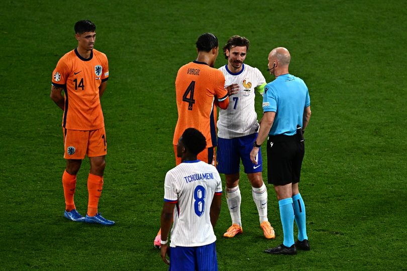 Anthony Taylor speaking to Netherlands and France players