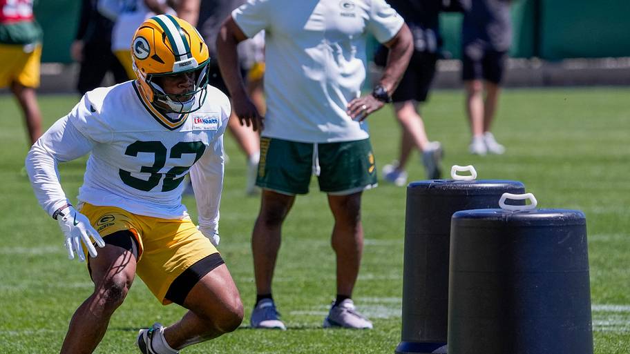 Green Bay Packers running back MarShawn Lloyd (32) runs through