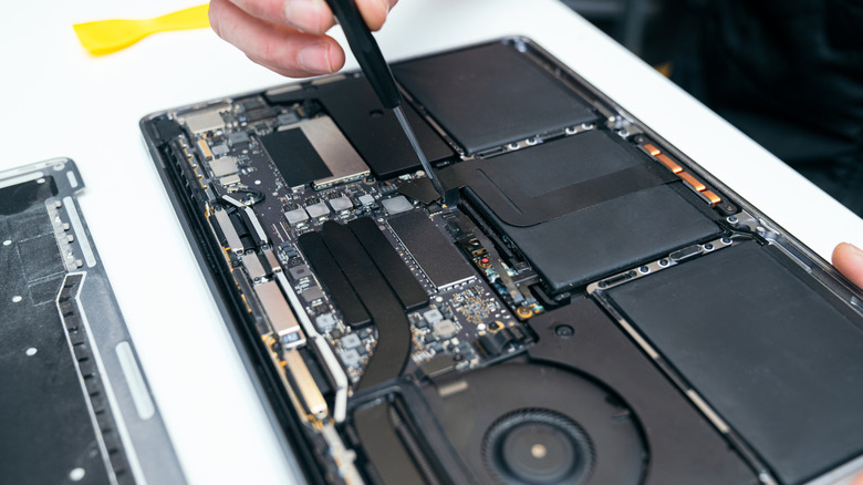 Can You Replace Your Laptop Battery At Home? Why It's Not So Easy Anymore
