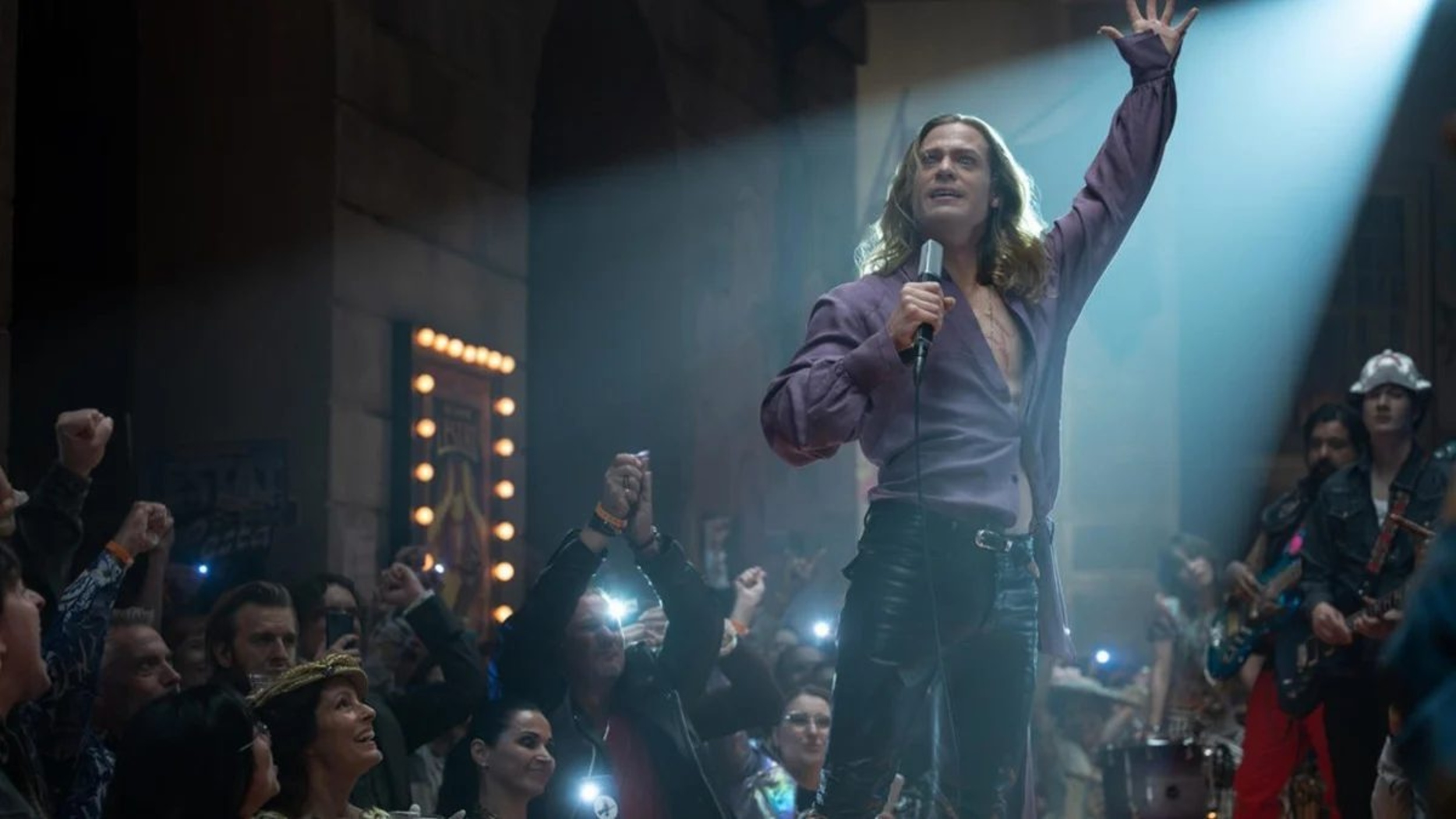 Lestat (Sam Reid) in his own mind in his dying moments.