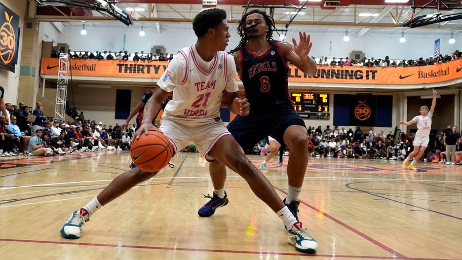 Team Herro Donovan Davis (21) dribbles as Florida Rebels Nijaun Harris.