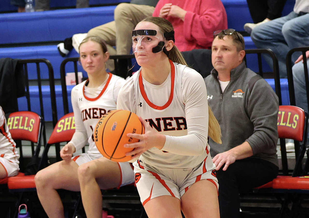 Being 'next town over' gets Gillespie girls basketball a star in Amari Vickery
