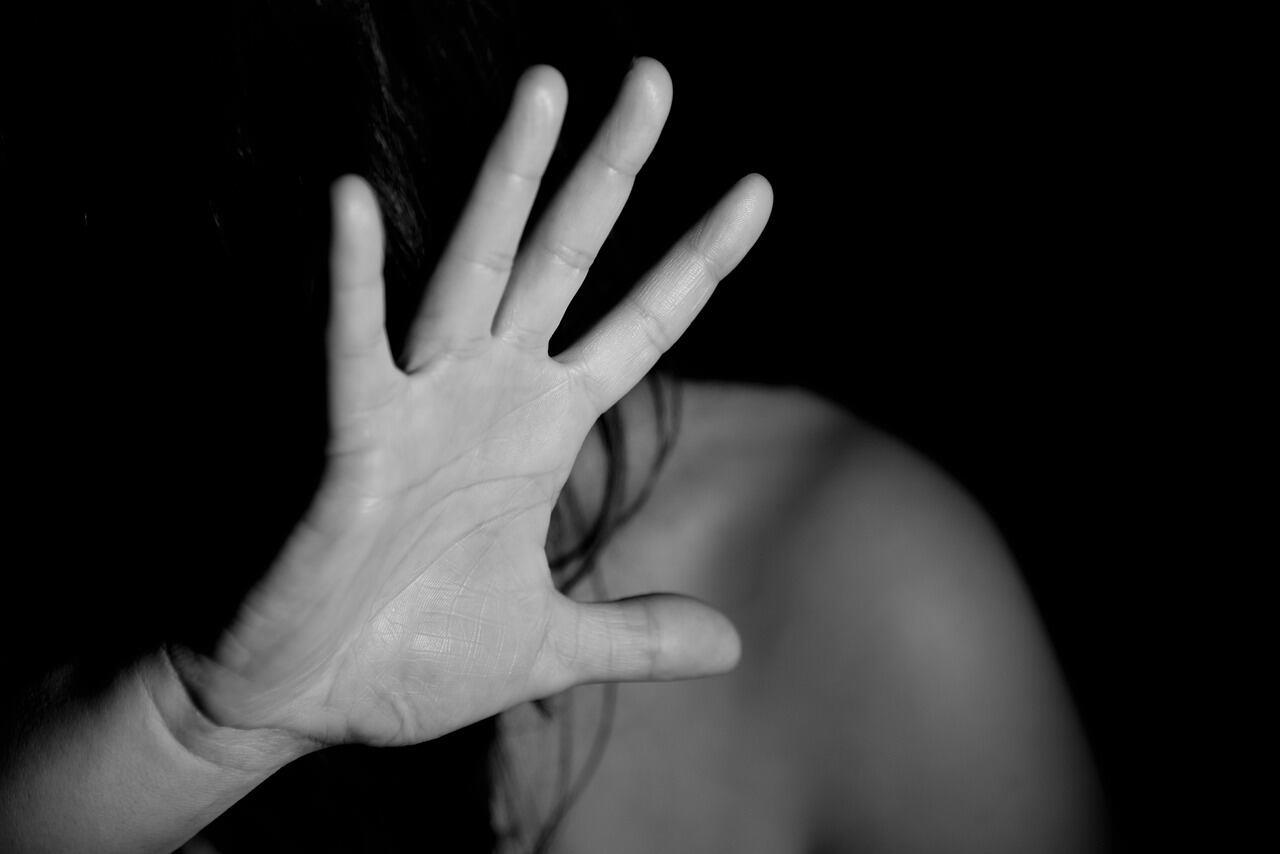 Professor é acusado de ir até a casa de aluna adolescente e cometer estupro