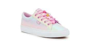 Pastel sneaker with charm-adorned laces, ideal for casual wear and fashion-forward shopping choices