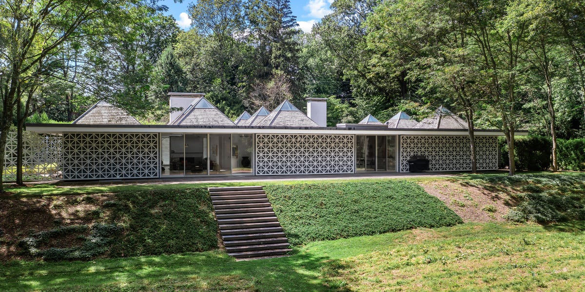 Edward Durell Stone’s midcentury modern landmark gets a price cut