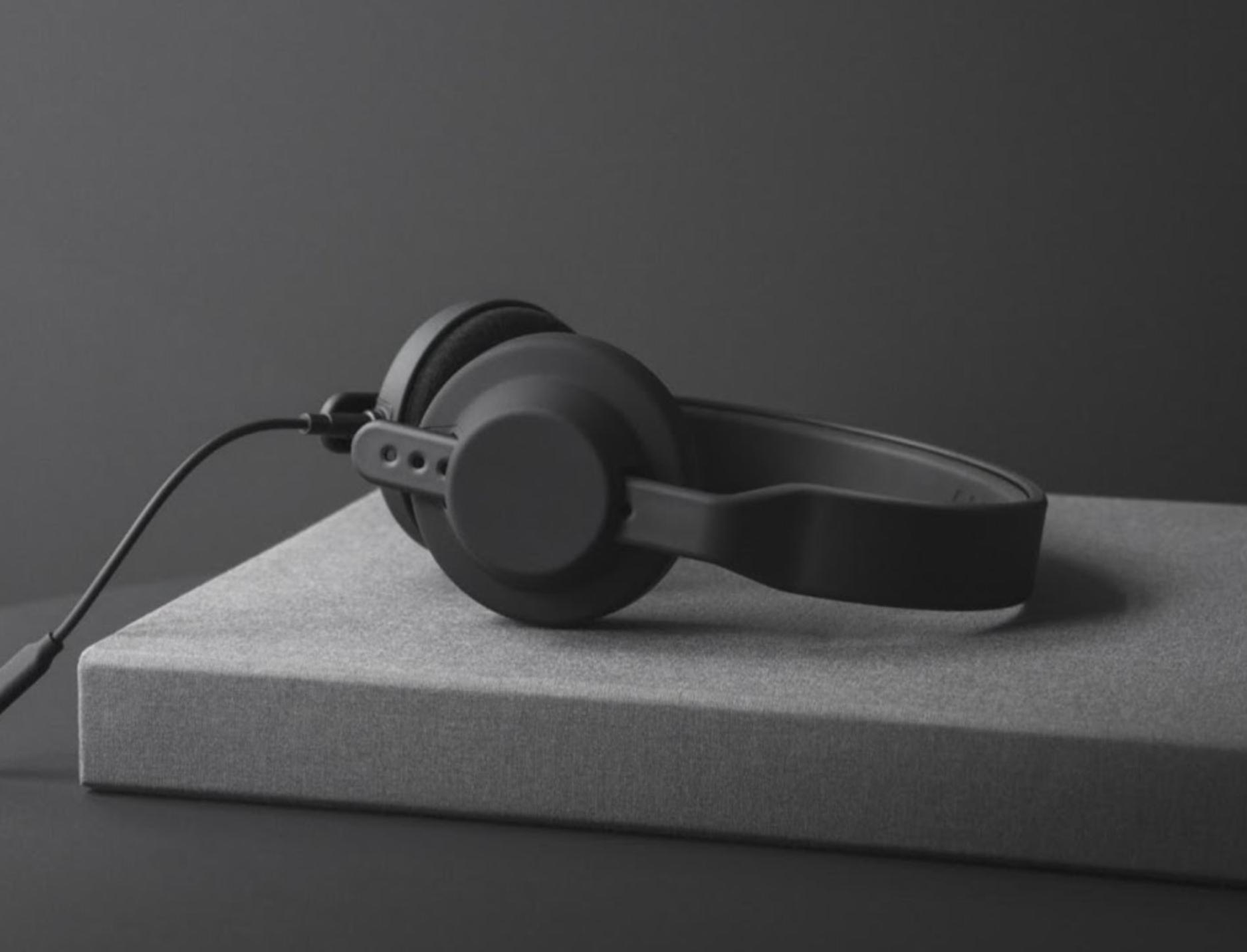 AIAIAI brings Oklou artist series to Japan: Two headphones for two creative modes
